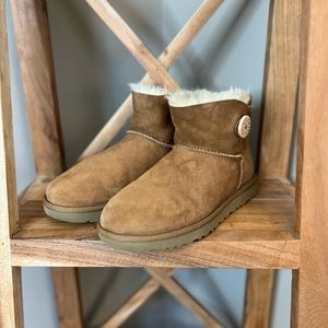Ugg short mini Bailey button Ugg boots in chestnut brown…new Sz 9